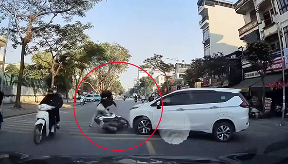 Clip TNGT: Quay đầu xe bất cẩn, tài xế Mitsubishi Xpander đâm sầm vào người đi xe máy