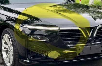 Đèn xe Vinfast Lux A bị ố vàng có xử lý được không?