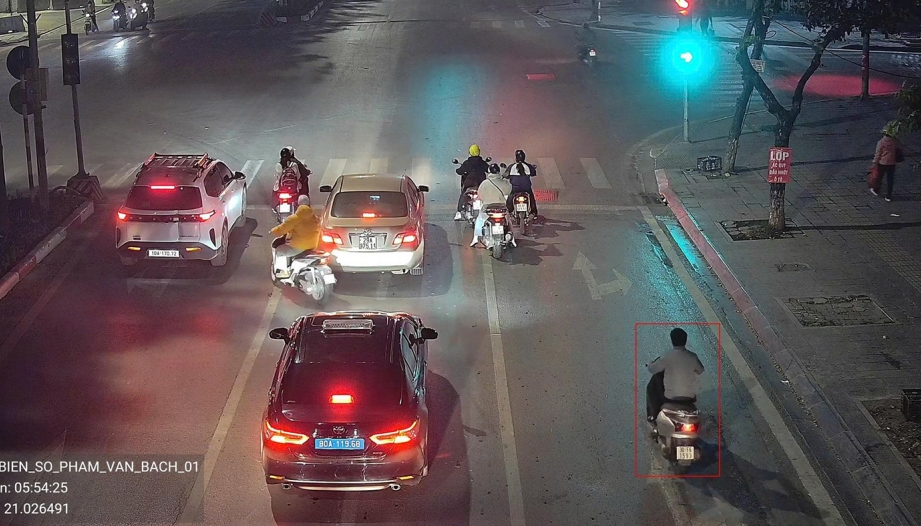 Danh sách 19 trường hợp vượt đèn đỏ bị camera AI phát hiện trong ngày 31/12 tại nội đô Hà Nội