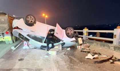 Clip TNGT: Lại thêm Hyundai Accent đâm vào hàng rào thép trên cầu Thanh Trì 