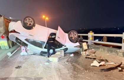 Clip TNGT: Lại thêm Hyundai Accent đâm vào hàng rào thép trên cầu Thanh Trì 