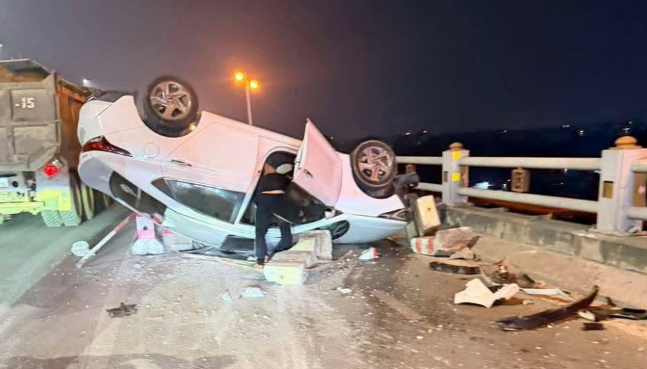 Clip TNGT: Lại thêm Hyundai Accent đâm vào hàng rào thép trên cầu Thanh Trì 