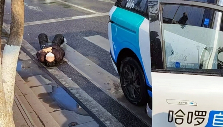 Taxi tự hành gây tai nạn kinh hoàng tại Trung Quốc: Hai người đi bộ nhập viện trong tình trạng nguy kịch