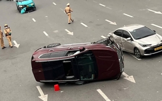 Clip TNGT: Công an đưa tài xế ra khỏi xe bị lật vẫn trong tình trạng 