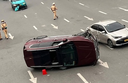 Clip TNGT: Công an đưa tài xế ra khỏi xe bị lật vẫn trong tình trạng