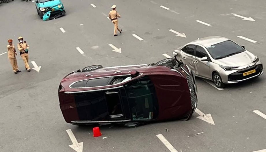 Clip TNGT: Công an đưa tài xế ra khỏi xe bị lật vẫn trong tình trạng