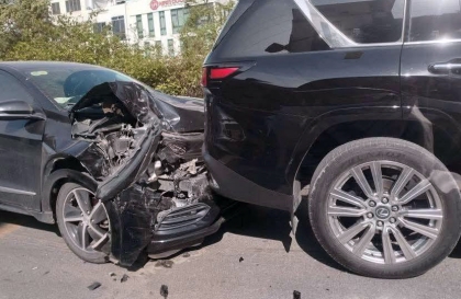 Ảnh TNGT: Honda HR-V biến dạng không nhận ra hình hài vì đâm vào đuôi Lexus LX600