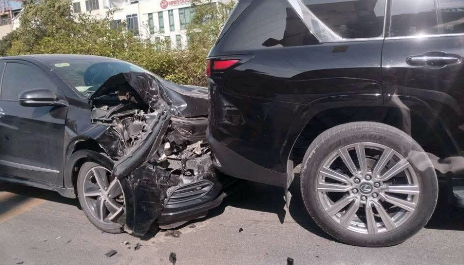 Ảnh TNGT: Honda HR-V biến dạng không nhận ra hình hài vì đâm vào đuôi Lexus LX600