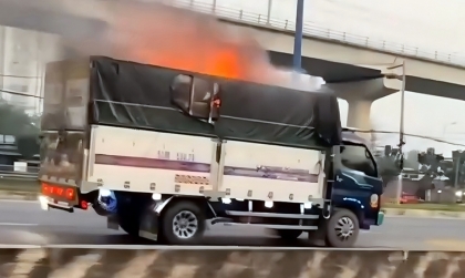 Ảnh: Đang chở hàng bất ngờ xảy ra hoả hoạn, tài xế xe tải chở thẳng đám cháy đến Đội Cảnh sát Phòng cháy Chữa cháy