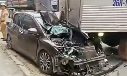 Clip TNGT: Tai nạn dồn liên hoàn tại ngã tư Bỉm Sơn, Honda City nát nhừ không nhận ra hình hài