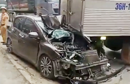 Clip TNGT: Tai nạn dồn liên hoàn tại ngã tư Bỉm Sơn, Honda City nát nhừ không nhận ra hình hài