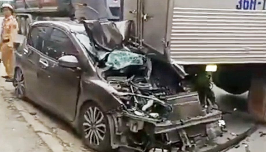 Clip TNGT: Tai nạn dồn liên hoàn tại ngã tư Bỉm Sơn, Honda City nát nhừ không nhận ra hình hài