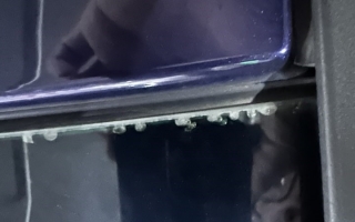 Viền kính lái của Vinfast Lux SA thế này có được bảo hành hay không?