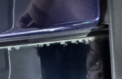 Viền kính lái của Vinfast Lux SA thế này có được bảo hành hay không?