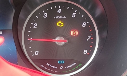 Mercedes-Benz C200 báo lỗi gì thế các bác ơi?