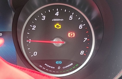 Mercedes-Benz C200 báo lỗi gì thế các bác ơi?