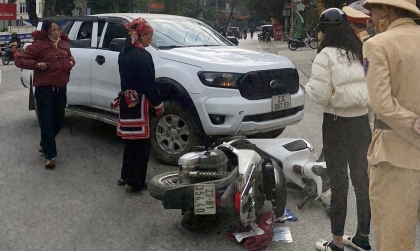 Ảnh TNGT: Chuyển làn, tài xế Ford Ranger bất cẩn đầu đầu cùng xe máy