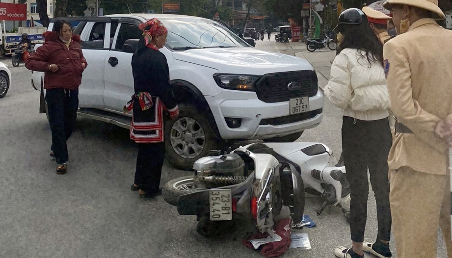 Ảnh TNGT: Chuyển làn, tài xế Ford Ranger bất cẩn đầu đầu cùng xe máy