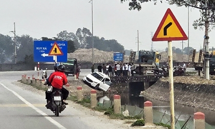 Clip TNGT: Va chạm với xe tải, Mazda CX-5 nằm chênh vênh trên bờ mương chực rơi xuống nước