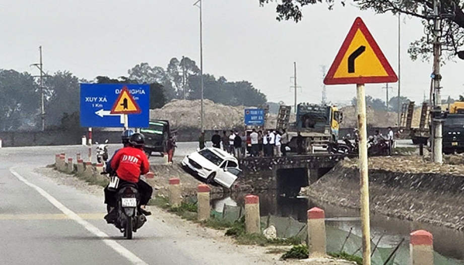 Clip TNGT: Va chạm với xe tải, Mazda CX-5 nằm chênh vênh trên bờ mương chực rơi xuống nước