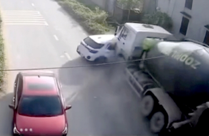 Clip TNGT: Xe bồn ủi Toyota Raize hàng chục mét trước khi 