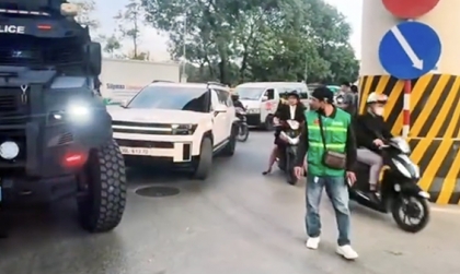 Clip TNGT: Bác tài Hyundai Santa Fe chọn đúng 