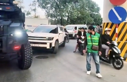 Clip TNGT: Bác tài Hyundai Santa Fe chọn đúng 