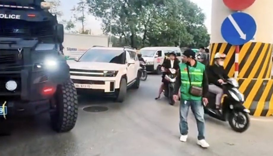 Clip TNGT: Bác tài Hyundai Santa Fe chọn đúng 