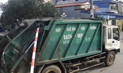 Ý thức Giao thông: Tài xế xe rác đâm hỏng barie đường sắt khi tàu đang lao đến