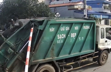 Ý thức Giao thông: Tài xế xe rác đâm hỏng barie đường sắt khi tàu đang lao đến