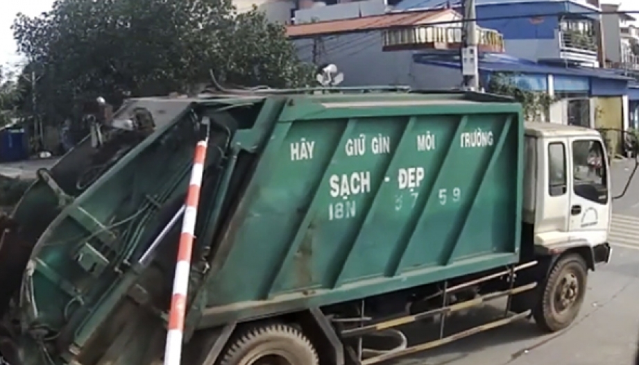 Ý thức Giao thông: Tài xế xe rác đâm hỏng barie đường sắt khi tàu đang lao đến