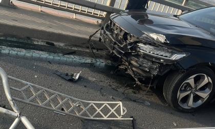 Ảnh TNGT: Thêm Honda Accord lao vào thành cầu Nhật Tân