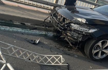 Ảnh TNGT: Thêm Honda Accord lao vào thành cầu Nhật Tân