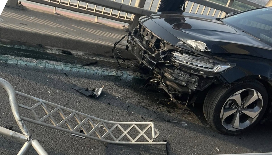 Ảnh TNGT: Thêm Honda Accord lao vào thành cầu Nhật Tân