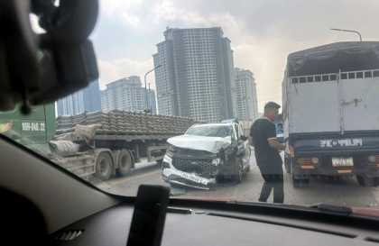 Ảnh TNGT: Ford Territory lĩnh đủ, dù hạ gục xe tải chở ximăng trên cầu Thăng Long