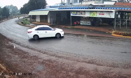 Clip TNGT: Tài xế Toyota Vios drift như trong phim