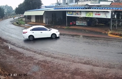 Clip TNGT: Tài xế Toyota Vios drift như trong phim