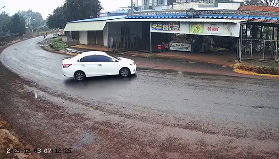 Clip TNGT: Tài xế Toyota Vios drift như trong phim