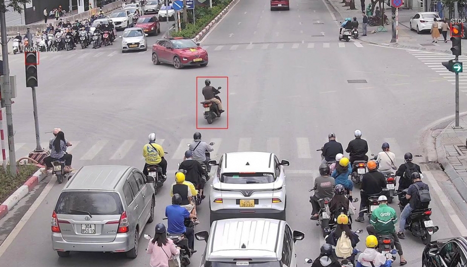 Danh sách 37 người vượt đèn đỏ bị camera AI phát hiện trong ngày 24/12 tại nội đô Hà Nội