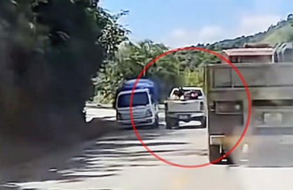 Ý thức Giao thông: Thêm Toyota Hilux vượt xe 