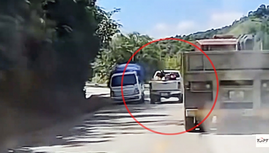 Ý thức Giao thông: Thêm Toyota Hilux vượt xe