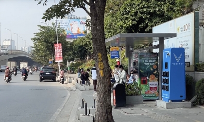 Honda gọi - VinFast trả lời: Xuất hiện hàng loạt tủ đổi pin xe máy điện của VinFast trên đường phố Hà Nội