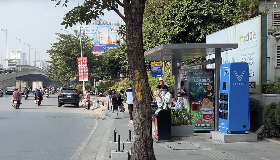 Honda gọi - VinFast trả lời: Xuất hiện hàng loạt tủ đổi pin xe máy điện của VinFast trên đường phố Hà Nội