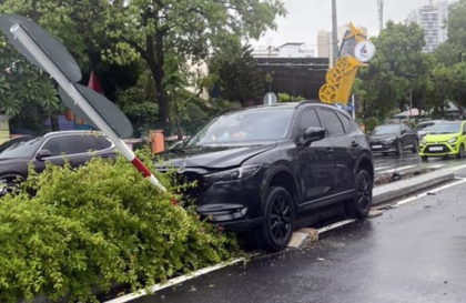 Ảnh TNGT: Mất kiểm soát, tài xế cho Mazda CX-5 nằm ngay ngắn trên dải phân cách cứng