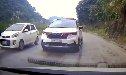 Ý thức giao thông: Tài xế KIA Carnival vượt ẩu trên đèo chút nữa gây tai nạn