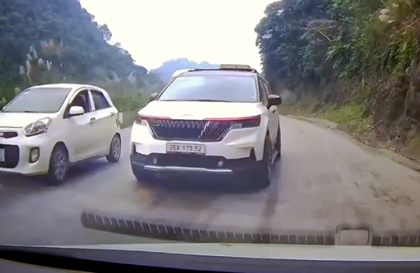 Ý thức giao thông: Tài xế KIA Carnival vượt ẩu trên đèo chút nữa gây tai nạn