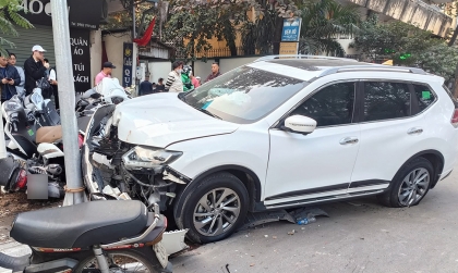 Ảnh TNGT: Va chạm khi trên đường, Nissan X-Trail lao lên vỉa hè đâm hàng loạt xe máy