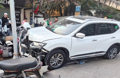 Ảnh TNGT: Va chạm khi trên đường, Nissan X-Trail lao lên vỉa hè đâm hàng loạt xe máy