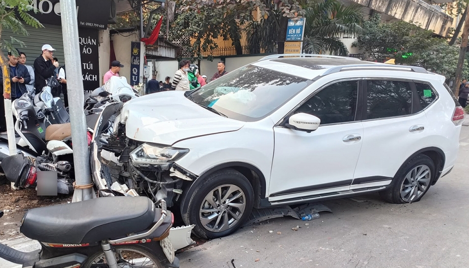 Ảnh TNGT: Va chạm khi trên đường, Nissan X-Trail lao lên vỉa hè đâm hàng loạt xe máy