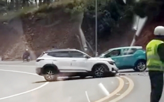 Clip TNGT: VinFast VF 5 đâm gãy bánh trước KIA Seltos trên đèo Prenn